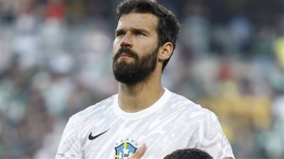 سر ظهور أليسون بالقميص رقم 110 خلال مباراة البرازيل والمكسيك