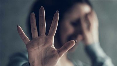 حاول تقبيلها في الشارع.. التحقيق مع المتهم بالتحرش بمعلمة في القاهرة