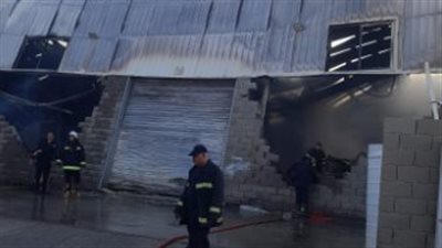 دون خسائر بشرية.. السيطرة على حريق مصنع تعبئة مواد غذائية بأسيوط | بث مباشر