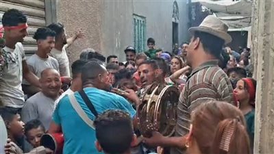 فرحة العُمْدَة تُعانق أصوات الطبل والمزمار.. تقليد تعميد الأطفال في مولد السيدة العذراء بجبل الطير في المنيا| صور وفيديو