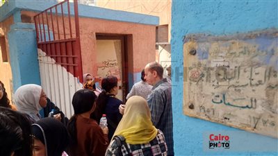 قبل بدء الامتحان.. تفتيش طالبات الثانوية العامة 2024 أمام اللجان بالقاهرة| صور 