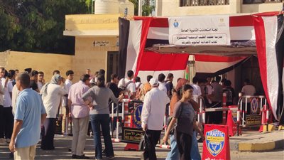 توافد طلاب الثانوية العامة على لجان الغردقة| صور