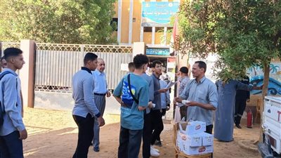 بسبب الحر.. محافظ الوادي الجديد يوجه بتوزيع عصائر ومياه على طلاب الثانوية│صور