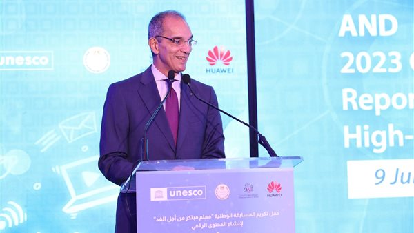 وزير الاتصالات وتكنولوجيا