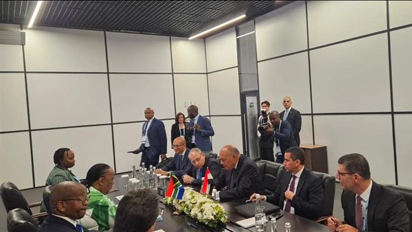 وزير الخارجية نظيرته