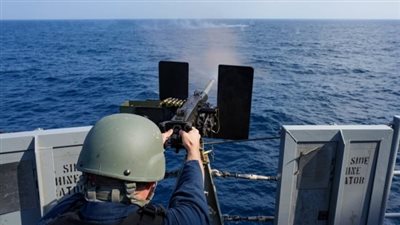 البحرية الأمريكية تسقط مسيرة حوثية بخليج عدن.. والمقاومة بالعراق تستهدف هدفا حيويا في إيلات 