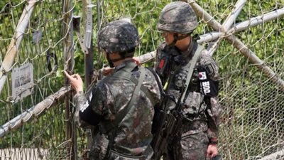 تجاوزوا الحدود.. كوريا الجنوبية تطلق طلقات تحذيرية على جنود جارتها الشمالية 