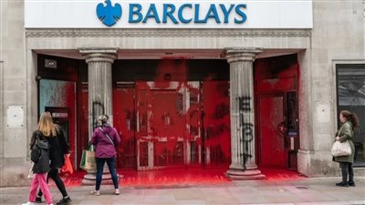 تحطيم نوافذ وتغطية المباني باللون الأحمر.. متظاهرون يهاجمون 20 بنكا في بريطانيا دعما لغزة