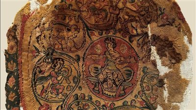 عليها سيدة تعزف موسيقى.. متحف الحضارة يعرض قطعة نسيج فريدة