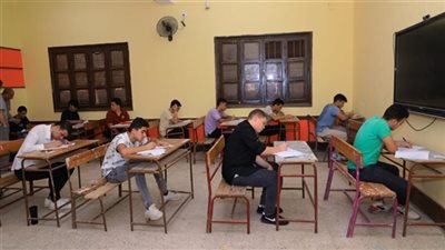 طلاب الثانوية العامة يؤدون امتحاني الكيمياء والجغرافيا السبت المقبل 