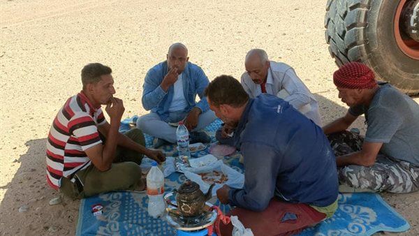 جلوس خبراء بحوث الصحراء