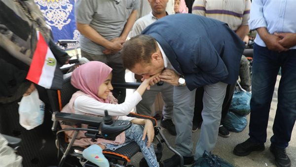 محافظ المنوفية يسلم