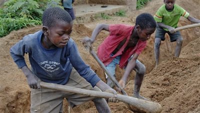 مفيش حاجة اسمها يعتمد على نفسه.. استشاري يوضح المخاطر النفسية لعمالة الأطفال