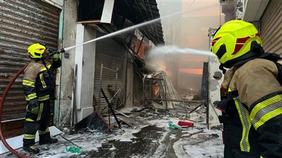 الدفع بـ 16 آلية و63 ضابطًا وفردًا.. الدفاع المدني يحاول إخماد حريق سوق المنامة بالبحرين