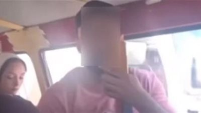 طلبت منه يشيل إيده من على الكرسي.. القبض على المتهم بسب سيدة داخل ميكروباص بالقاهرة| بث مباشر