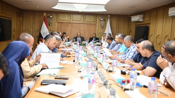 اجتماع محافظ قنا