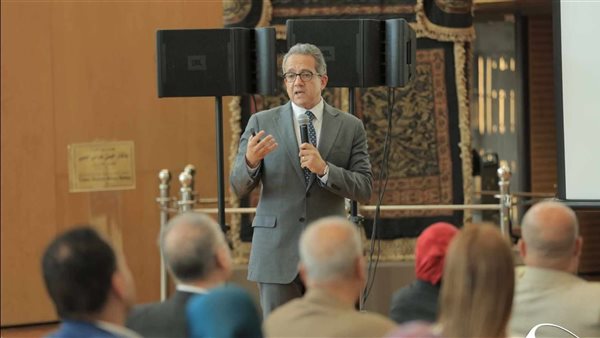 وزير السياحة السابق