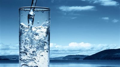 فائدة شرب الماء في درجات حرارة الجو العالية.. طبيبة تحذر من الثلج