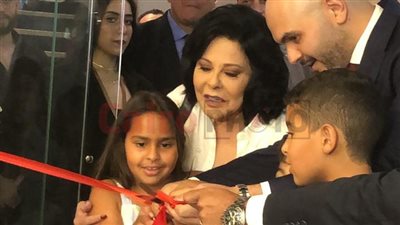 رفقة حفيدتها.. إسعاد يونس تفتتح مجمع سينمات رينسانس في بنها