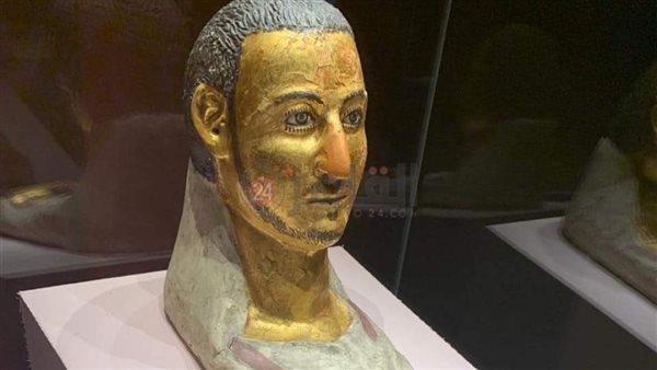 غطاء التابوت مع القناع