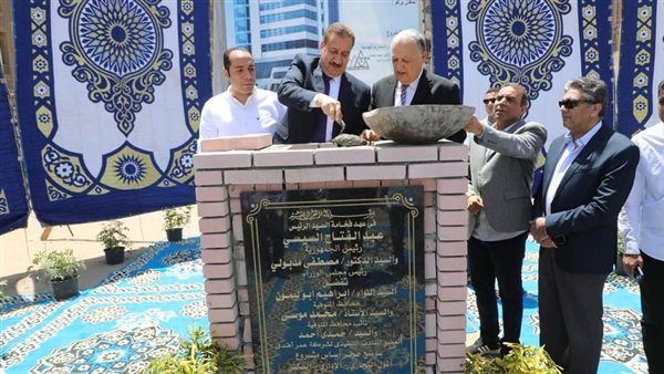 محافظ المنوفية يضع