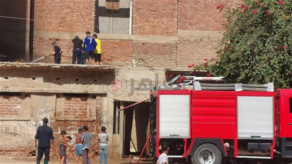 حريق أعلى سطح منزل