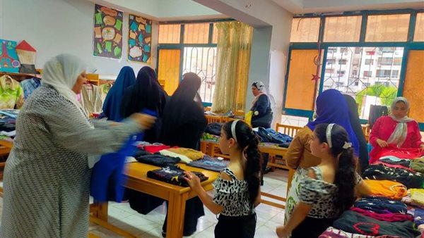 توزيع ملابس العيد