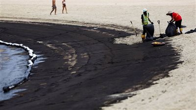 شواطئ الأحلام تتحول للون الأسود.. كواليس إغلاق شاطئ بسنغافورة بسبب تسرب نفطي