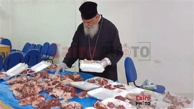 الله محبة.. كاهن يغلف الأضحية داخل الكنيسة قبل توزيعها على المسلمين بالوادي الجديد| صور وفيديو