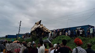 مصرع 5 أشخاص في حادث تصادم قطارين بالهند