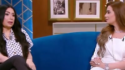 توأم روحي.. عبير صبري عن شقيقتها: بتاخد مني فلوس ولبس وكل حاجة