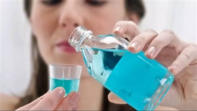 طبيب أسنان يحذر: استخدام غسول الفم يوميًا قد يسرّع الشيخوخة ويؤثر على صحة القلب