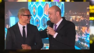 العضلات لسه مستمرة.. عمرو أديب يمازح الهضبة والأخير يرد: ارحمنا أنا زهقت