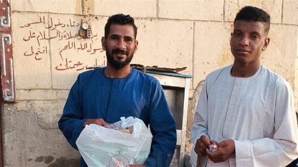 شاب قبطي يوزع الحلوى