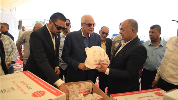 محافظ الجيزة وتوزيع