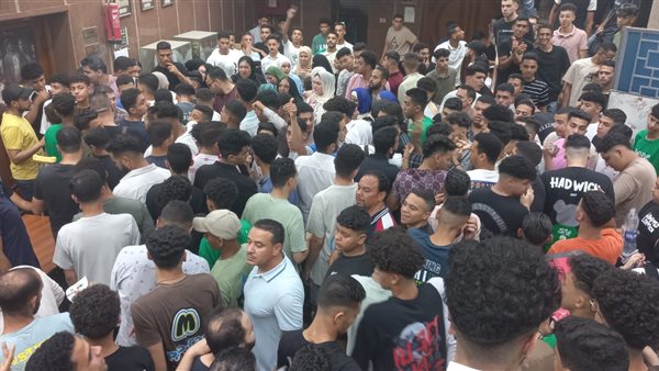 تزاحم وإقبال على