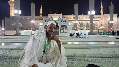 من رمي البرتقال إلى الجمرات.. وصول عم ربيع القاهرة بعد تأدية مناسك الحج