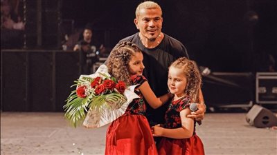 بعد أزمته الأخيرة.. صغيرتان تقطعان غناء عمرو دياب على المسرح في دبي
