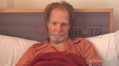 من داخل غرفته الخاصة.. أول ظهور للكاتب بهيج إسماعيل في دار رعاية| خاص