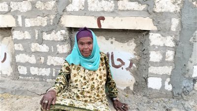 سيدة تعيش بجوار مقابر أولادها الأربعة منذ 34 عامًا بعد وفاتهم بحريق: بقضي العيد معاهم| فيديو