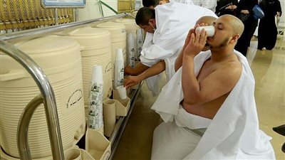 أمين الفتوى: ماء زمزم لا يفقد بركته خارج مكة وليس له فترة صلاحية