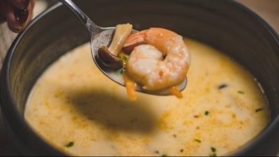 طريقة عمل شوربة سي فود بالصوص الأبيض.. 3 خطوات لعدم التكتل