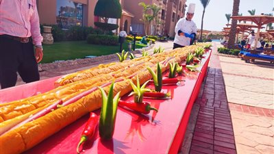 7 أمتار.. فنادق تعد أطول ساندوتش بشرم الشيخ احتفالًا بعيد الأضحى│ صور