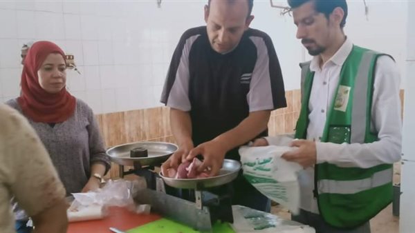 جانب من توزيع اللحوم