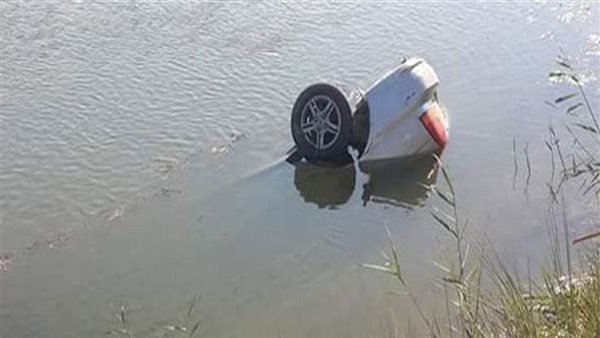انقلاب سيارة بمياه