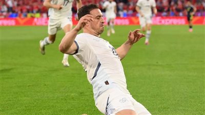 لاعب مختفٍ أم بطل خارق.. شاكيري يواصل هوايته المفضلة مع منتخب بلاده 