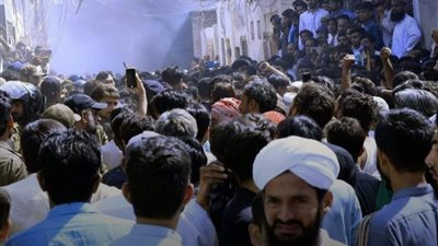 ولعوا في مركز شرطة.. تفاصيل مقتل سائح بعد حرقه صفحات من القرآن الكريم في باكستان