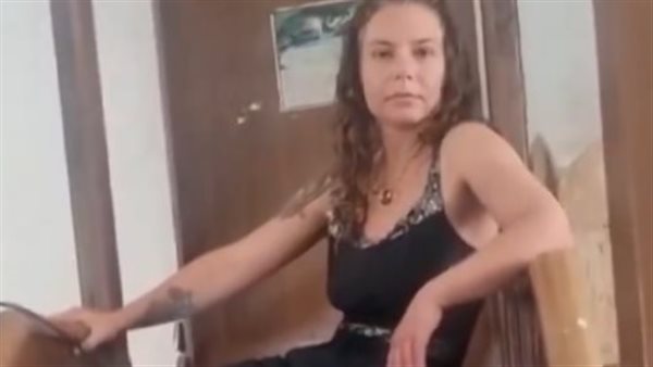 سائحة تقتحم مسجدا