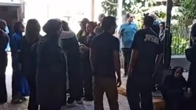 دعاء عامر أول الحضور بجنازة والدة زوج دعاء فاروق في مسجد مصطفى محمود | بث مباشر