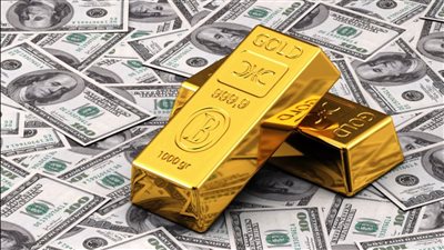 الذهب يتراجع عالميًا لأدنى مستوى في أسبوعين وسط صعود الدولار